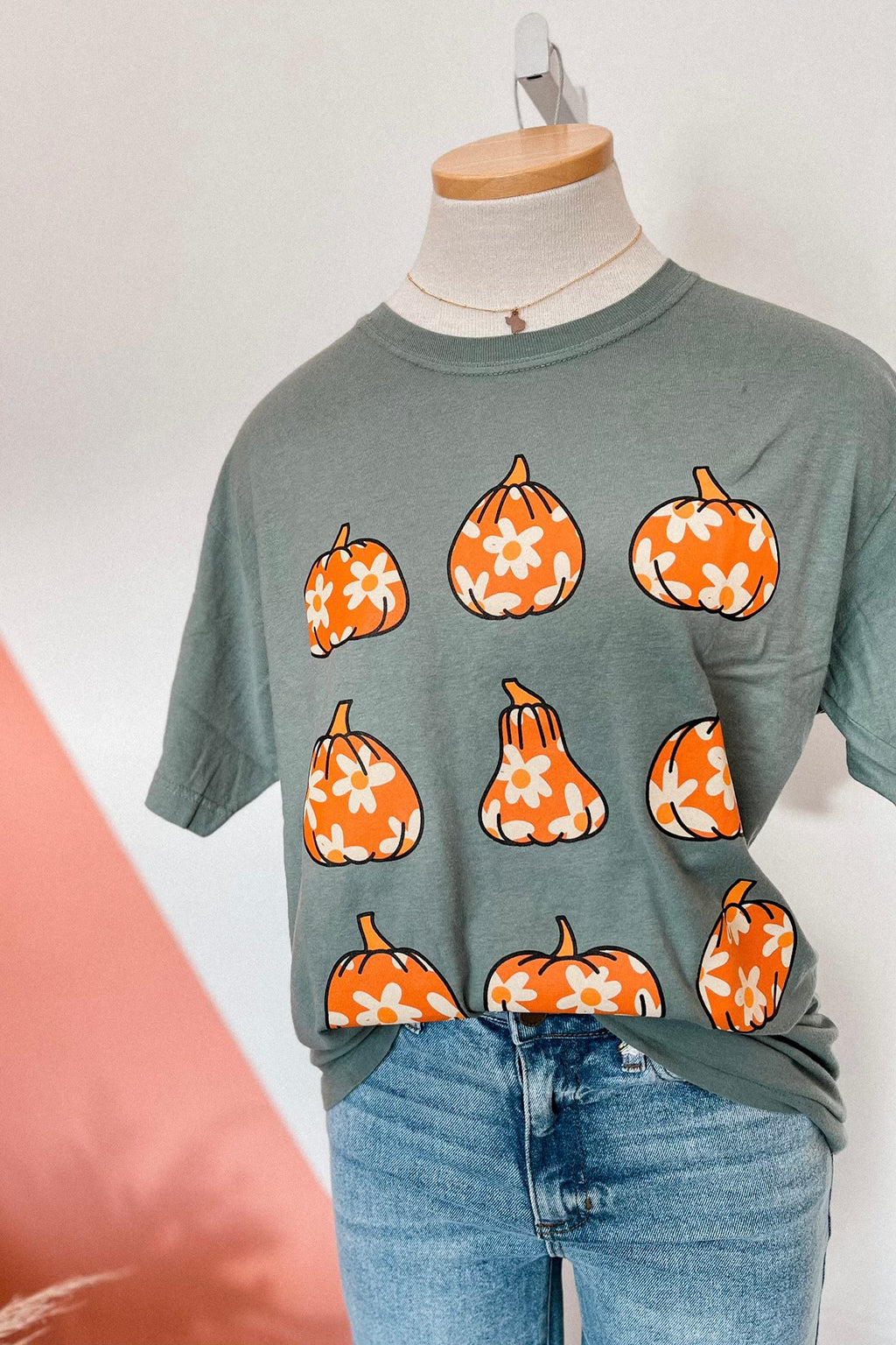 GREEN DAISY PUMPKIN GRAPHIC TEE