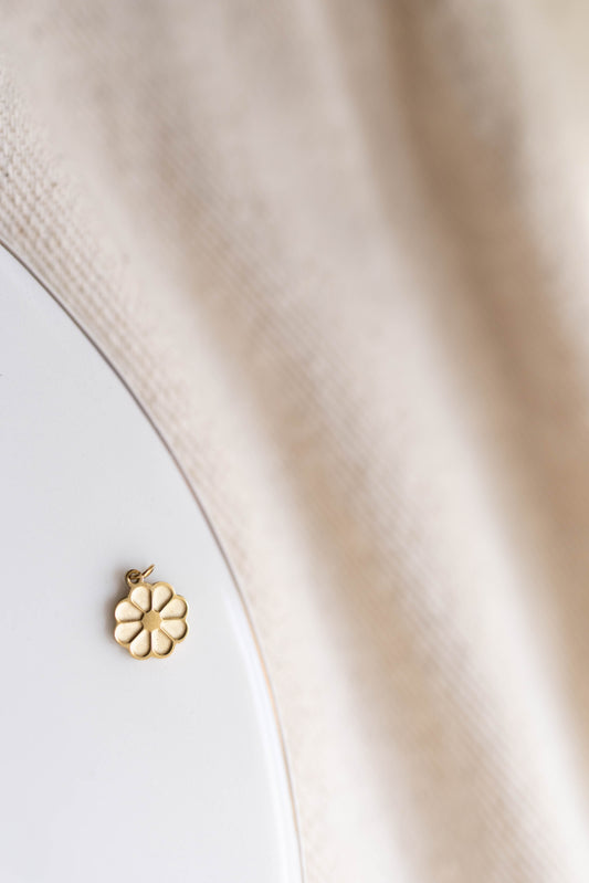 THE DAINTY DAISY