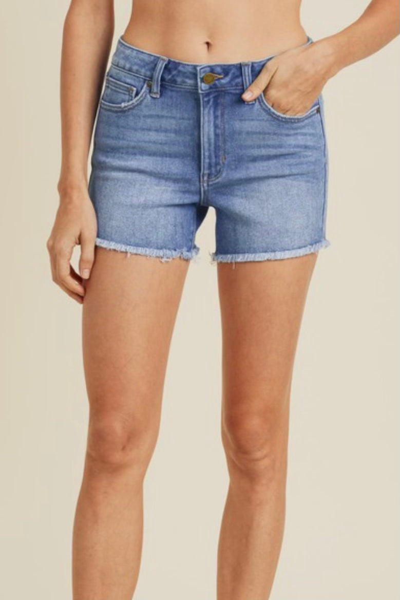 HIGH RISE FRAY SHORTS MEDIUM WASH