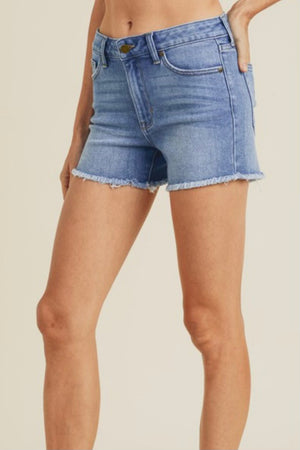 HIGH RISE FRAY SHORTS MEDIUM WASH