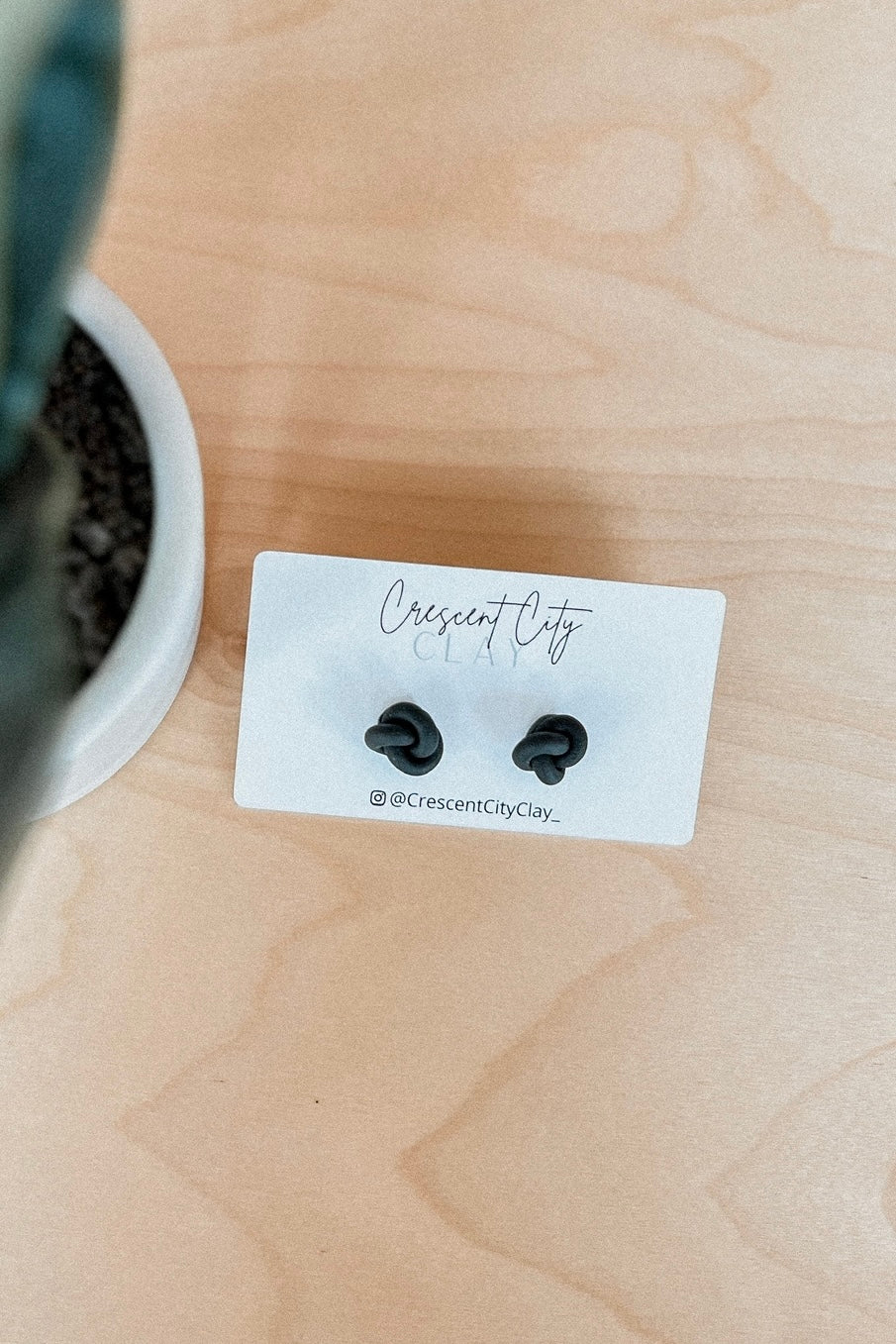 KNOT STUD EARRINGS BLACK